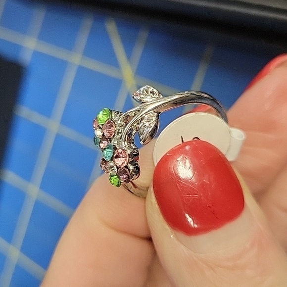 Flower Rhinestone Silver Tone Ring 8 - Picture 2 of 3